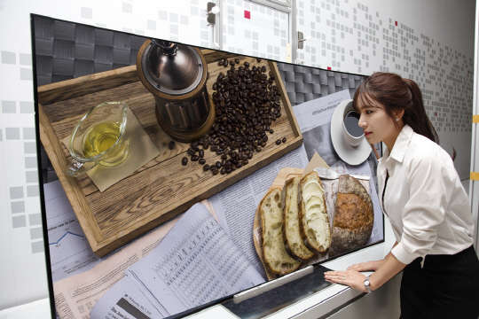 LG 디스플레이가 오는 6일부터 9일까지 미국 라스베이거스에서 열리는 'CES 2015'전시회에 선보이는 UHD해상도의 유기발광다이오드(OLED) TV.